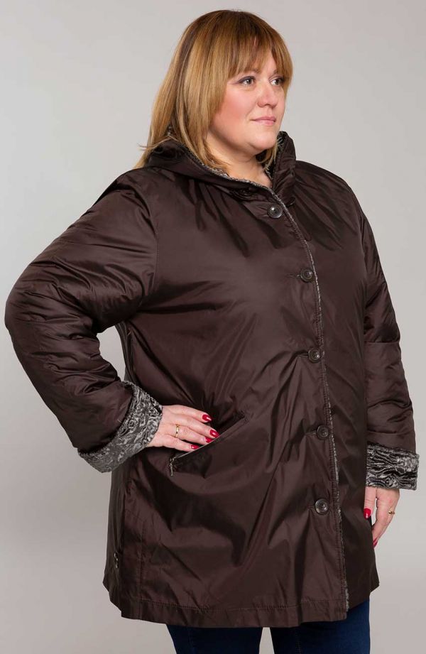 Jachetă lungă maro cu glugă și blană artificială