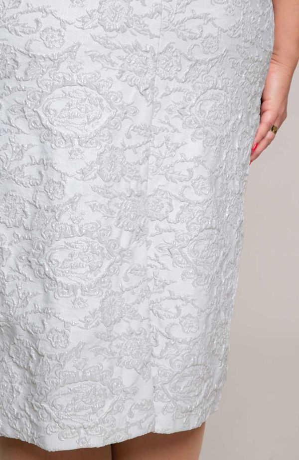 Długa koronkowa sukienka w srebrnym kolorze