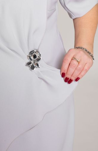Rochie elegantă gri deschis cu broșă