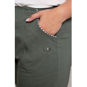 Pantaloni trei sferturi verde masliniu cu dungi
