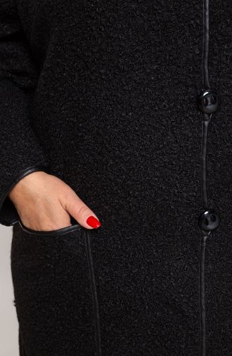 O haină buclé neagră simplă
