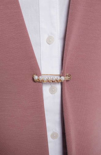 Jachetă roz cu broșă