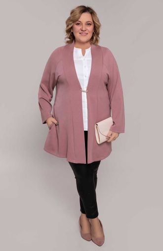 Jachetă roz cu broșă