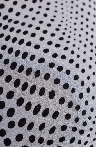 Tunica albă cu puncte negre