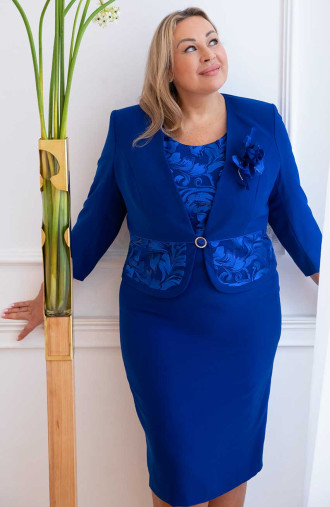 Un costum formal într-o culoare albastru floarea de colț