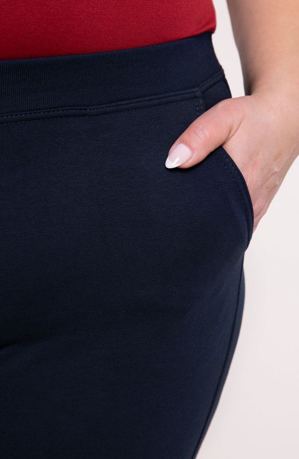 Granatowe spodnie dresowe plus size dla puszystych z kieszeniami