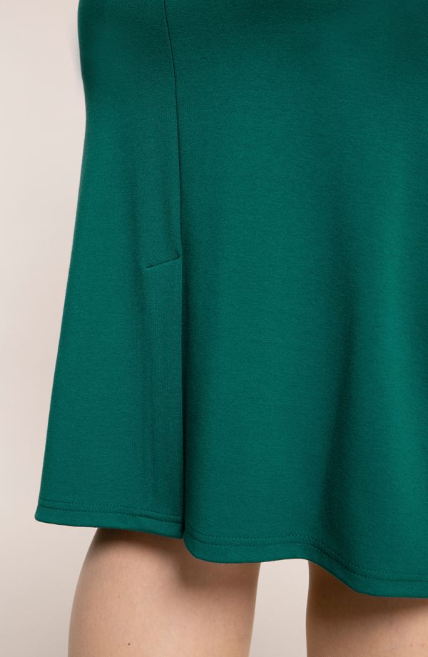 Klasyczna prosta spódnica w zielonym kolorze