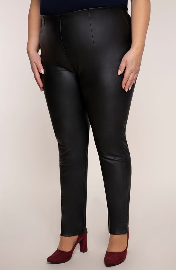 Czarne woskowane zwężane spodnie cygaretki plus size dla puszystych