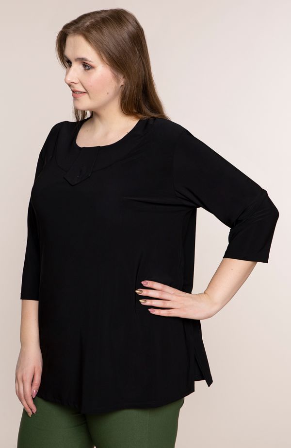 Bluzki plus size - czarna bluzka z ozdobną patką