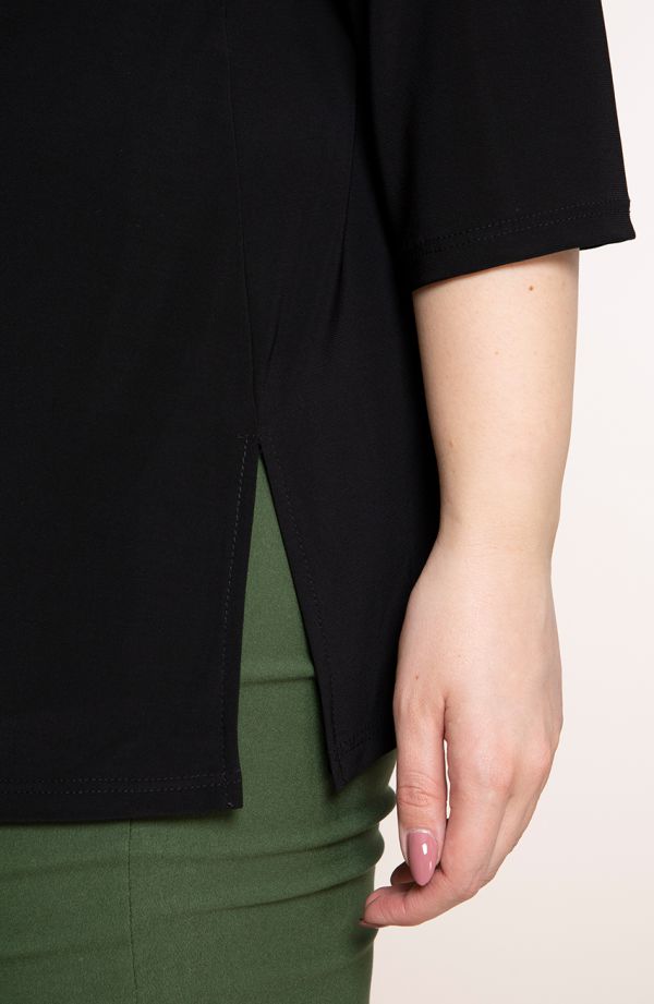 Bluzki plus size - czarna bluzka z ozdobną patką