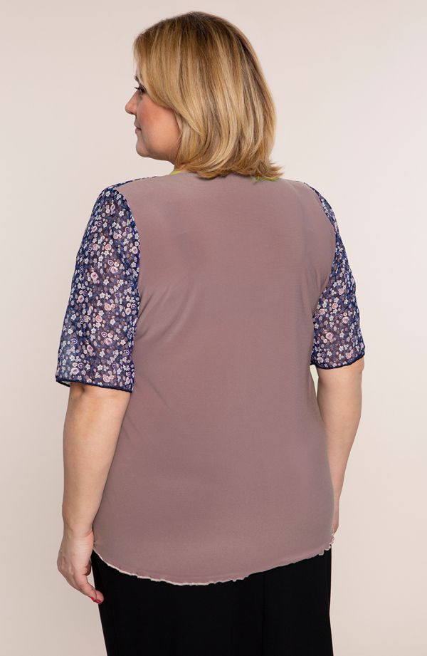 Kwiatowa bluzka z pudrowymi plecami - odzież plus size