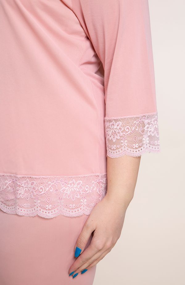 Różowa piżama z koronkowymi akcentami