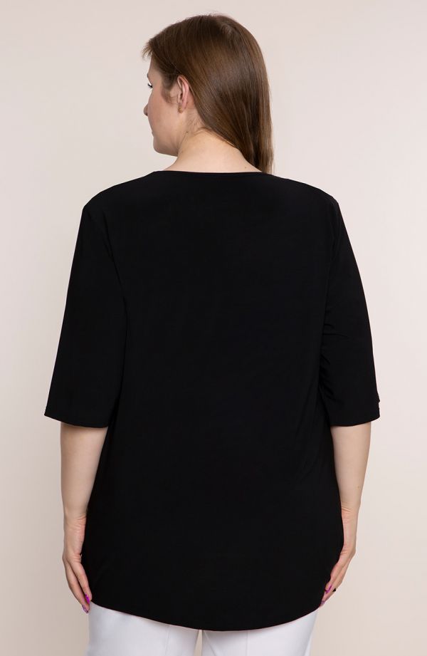 Czarna wizytowa bluzka z naszyjnikiem - moda plus size